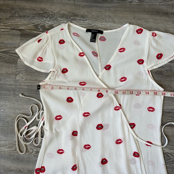 Lip print wrap dress - Picture 5 of 12